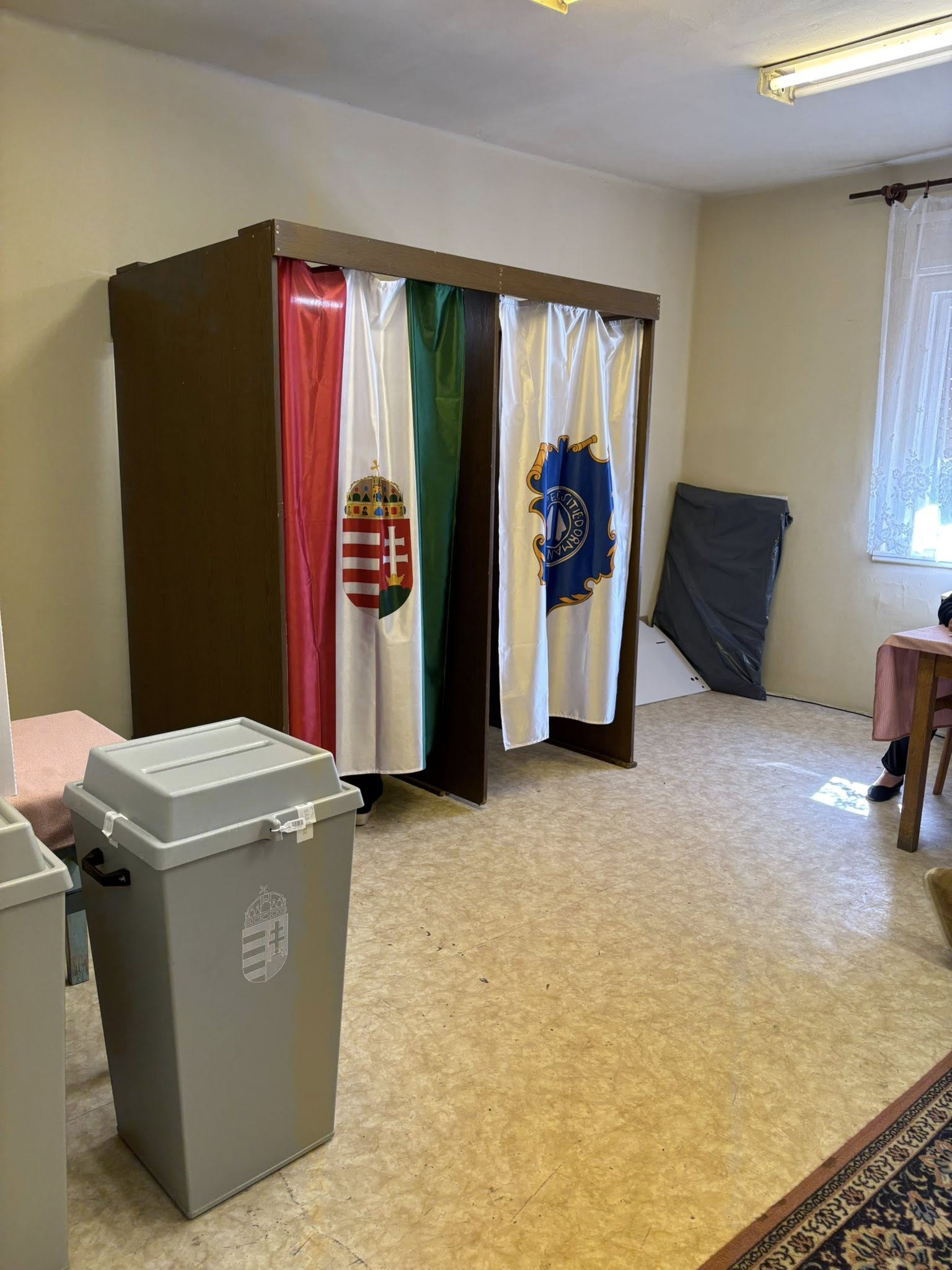 2) Mooie gordijntjes voor de kieshokjes