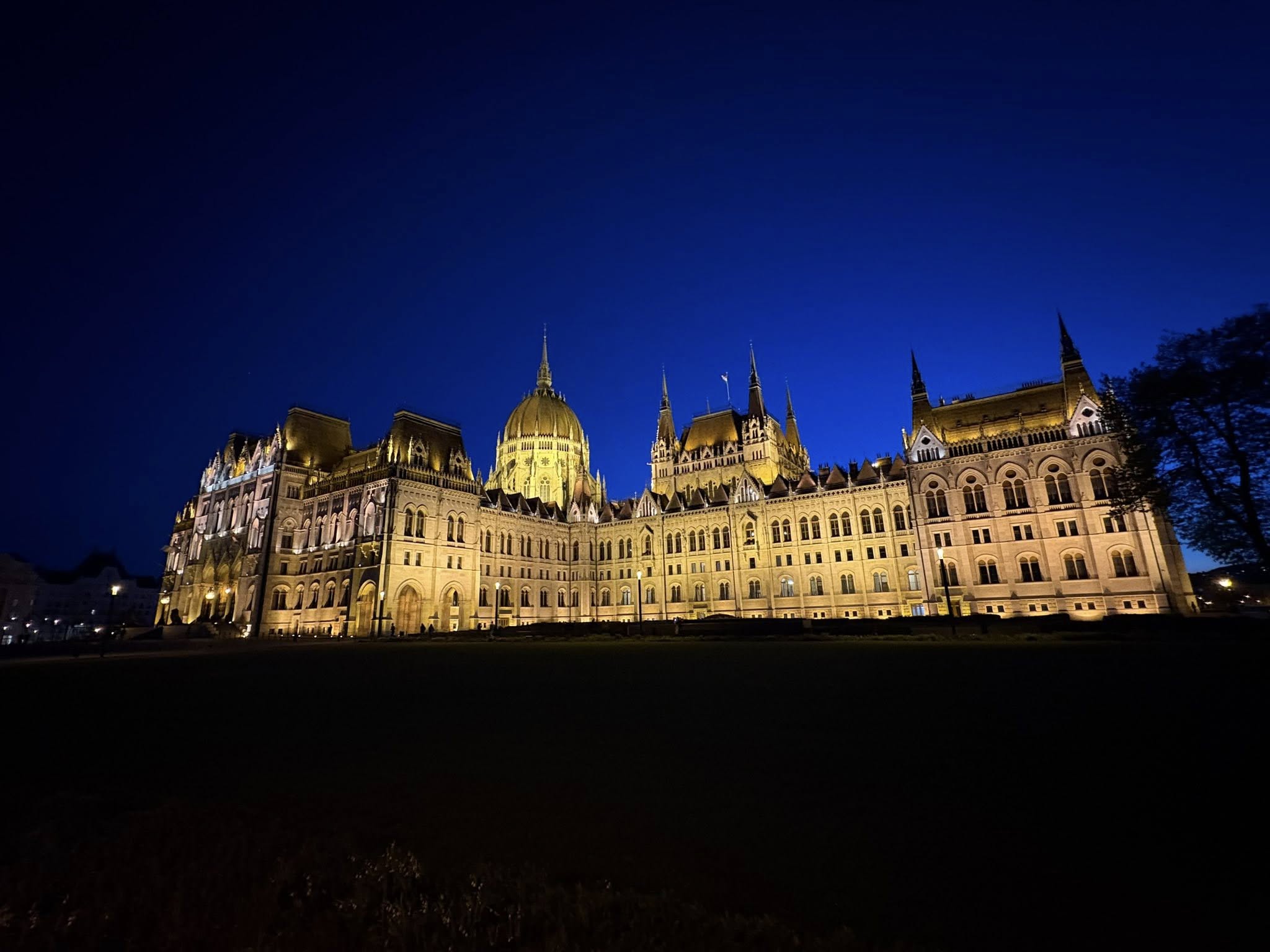 5) Het ging om zitjes in die schitterende parlement aan de oever van de Donau
