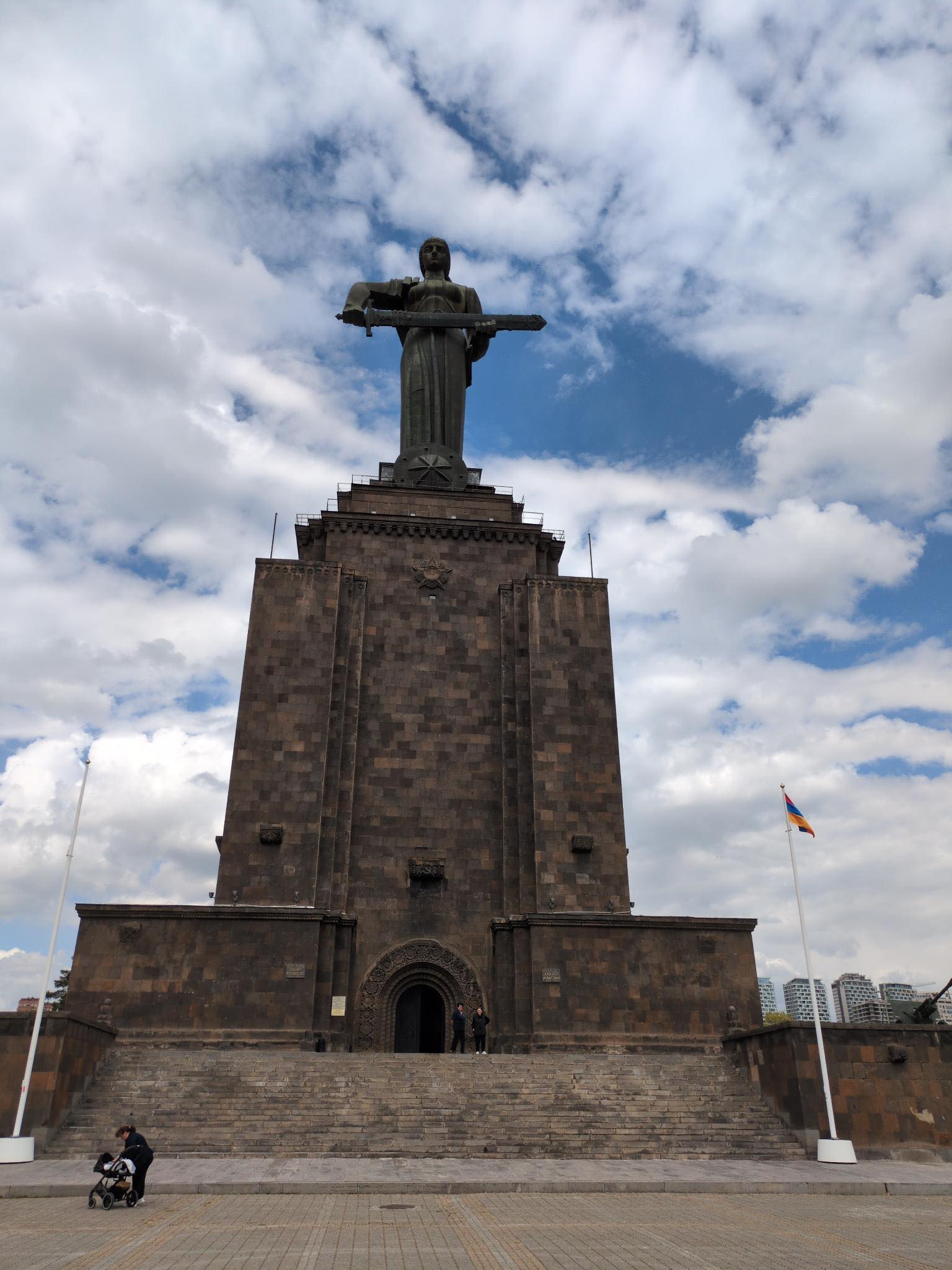 Moeder Armenië waakt over de hoofdstad vanop een hoogte waar ooit een standbeeld van Stalin de strenge blik wierp op het onfortuinlijke volk.