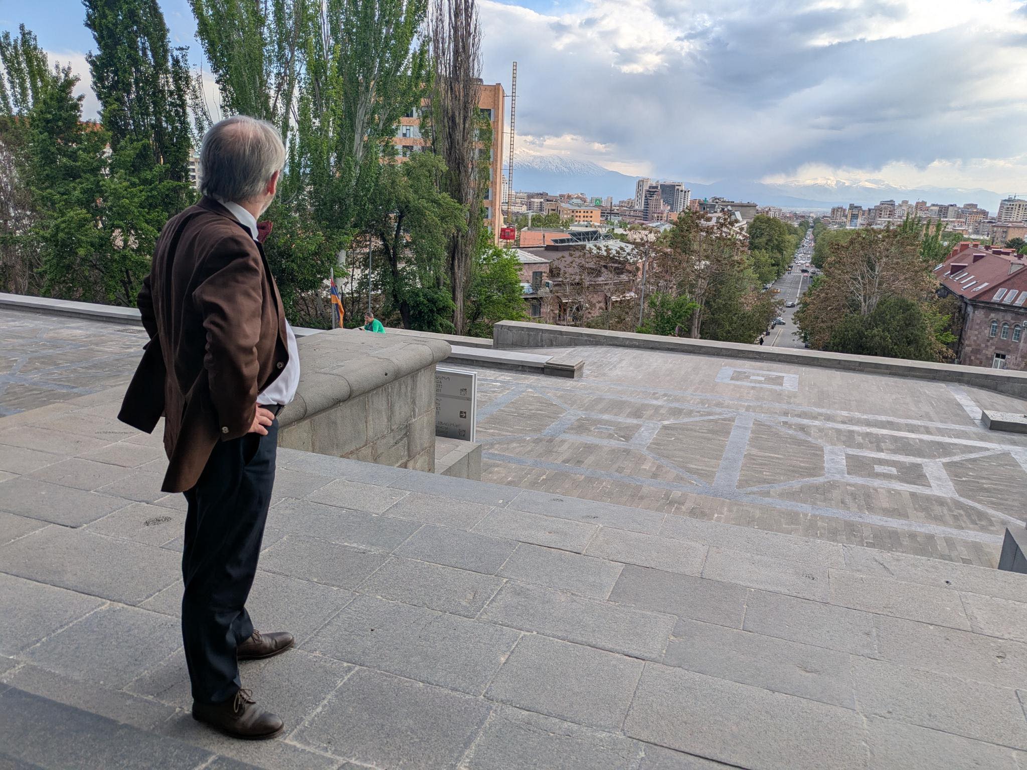 Heel in de verte, door wolken omhuld, laat de Ararat zich van over de Turkse grens bewonderen.