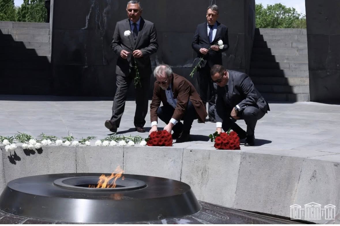 bloemen neergelegd bij de eeuwige vlam aan het genocidemonument