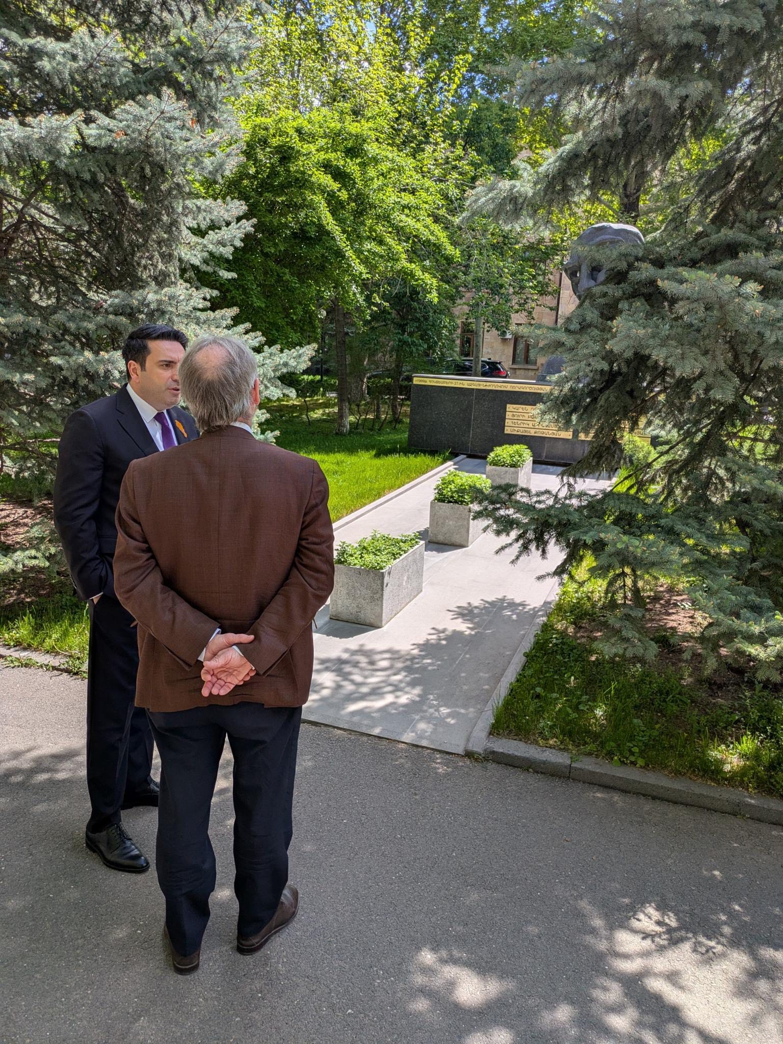 in de tuin van het Armeense parlement
